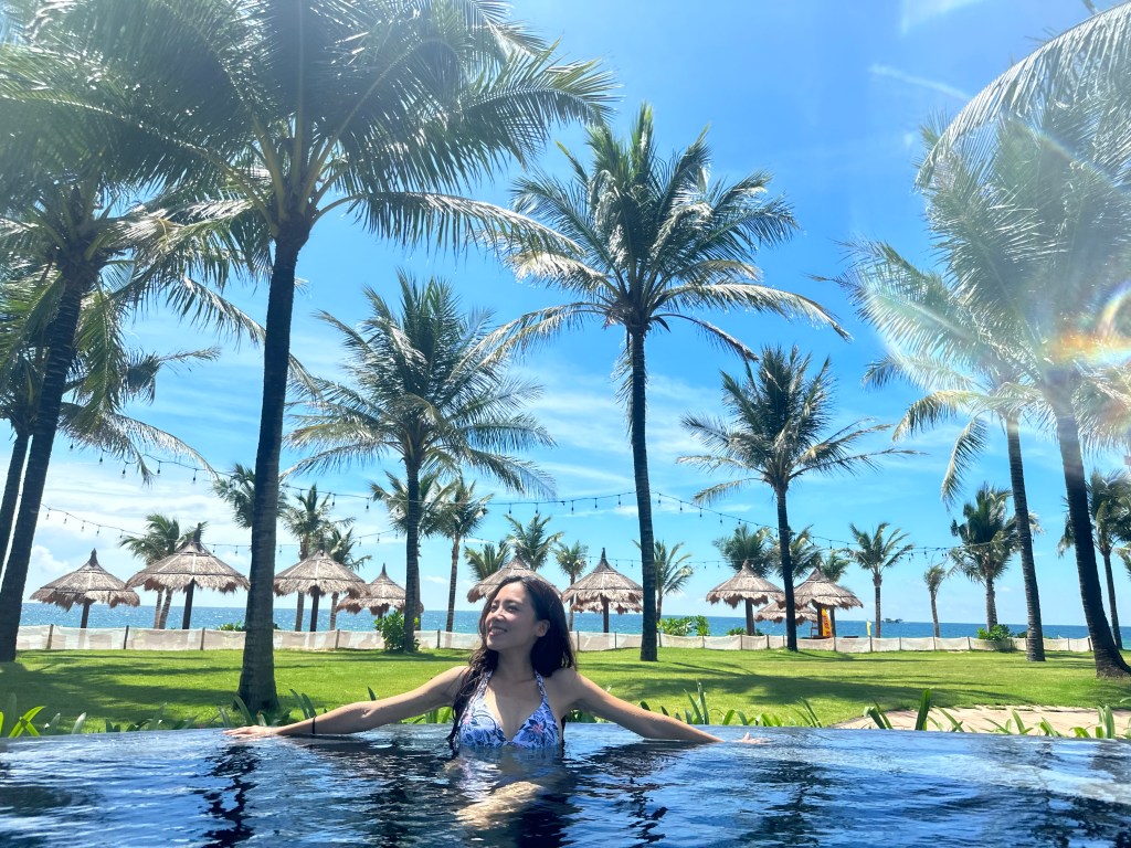 【越南富國島飯店住宿推薦】星灣皇冠假日飯店(Crowne Plaza Phu Quoc Starbay) 渡假風泳池、海景第一排！世界級夕陽美景私人海灘｜凱西的自由生活